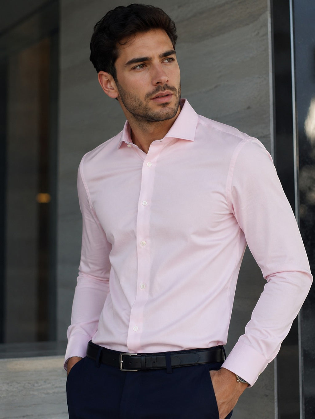 Barutti.ae VENTI pink long sleeve non-iron dress shirt with a modern tailored fit worn by a man.
